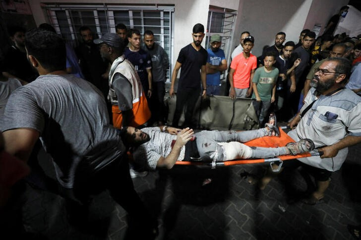 &copy; Reuters. Una persona herida recibe asistencia en el Hospital Shifa después de que un ataque aéreo israelí alcanzara el cercano Hospital Al-Ahli, según informa el Ministerio de Sanidad de Gaza en Ciudad de Gaza

Oct 17, 2023. REUTERS/Mohammed Al-Masri