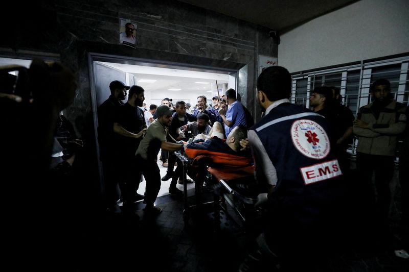 &copy; Reuters. جريح يتلقى المساعدة في مستشفى الشفاء بعد أن أصابت غارة جوية مستشفى أهلي إسرائيلية في مدينة غزة يوم الثلاثاء. تصوير: محمد المصري - رويترز. 