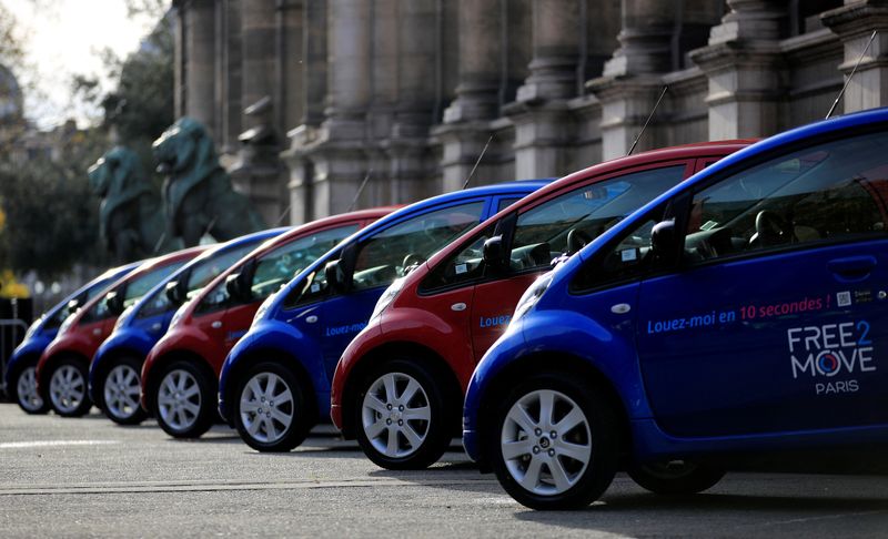 &copy; Reuters. FILE PHOTO: Free2Move Paris electric vehicles by Groupe PSA are displayed outside Paris city hall as the French car maker launches its free-floating car-sharing service in Paris, France, November 29, 2018. REUTERS/Gonzalo Fuentes/File Photo