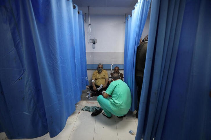 &copy; Reuters. Varias personas reciben asistencia en el Hospital Shifa después de que un ataque aéreo israelí alcanzara el cercano Hospital Al-Ahli, según informa el Ministerio de Sanidad de Gaza

Oct 17, 2023. REUTERS/Mohammed Al-Masri