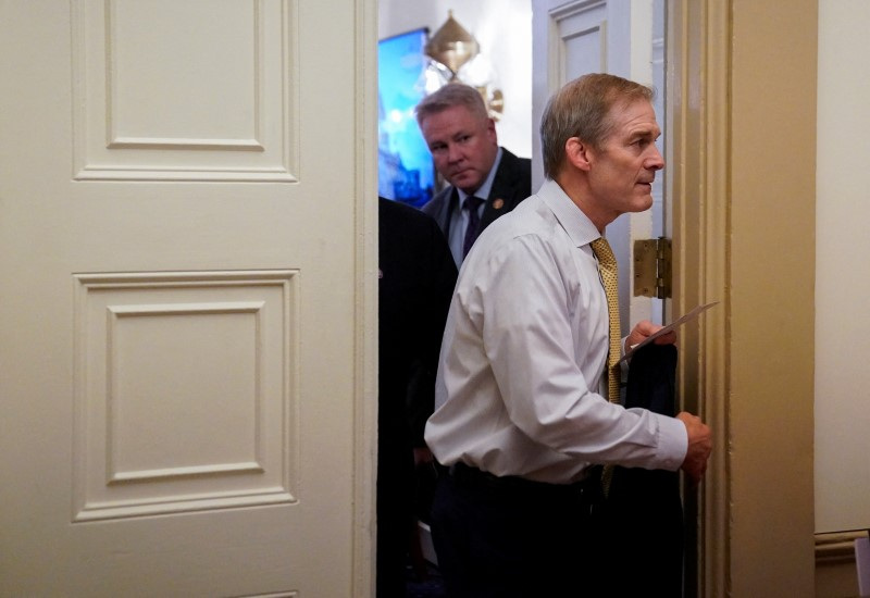 © Reuters. U.S. Rep. Jim Jordan (R-OH), the top contender in the race to be the next Speaker of the U.S. House of Representatives, leaves the office of House Majority Whip Tom Emmer (R-MN) after meetings to try to find the remaining votes to get Jordan elected to be the next Speaker after he failed to win the gavel in the first round of voting, at the U.S. Capitol in Washington, U.S., October 17, 2023. REUTERS/Elizabeth Frantz