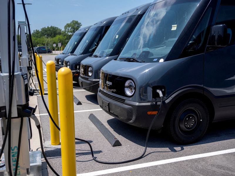 &copy; Reuters. FILE PHOTO: New Amazon EV vans powered by Rivian are parked at charging stations at the Amazon Logistics Facility in Chicago, U.S. July 21, 2022.  REUTERS/Jim Vondruska/File Photo