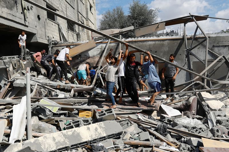 &copy; Reuters. Palestinos procuram por vítimas em local atingido por ataques israelenses em Rafah, no sul da Faixa de Gaza
17/10/2023 REUTERS/Ibraheem Abu Mustafa