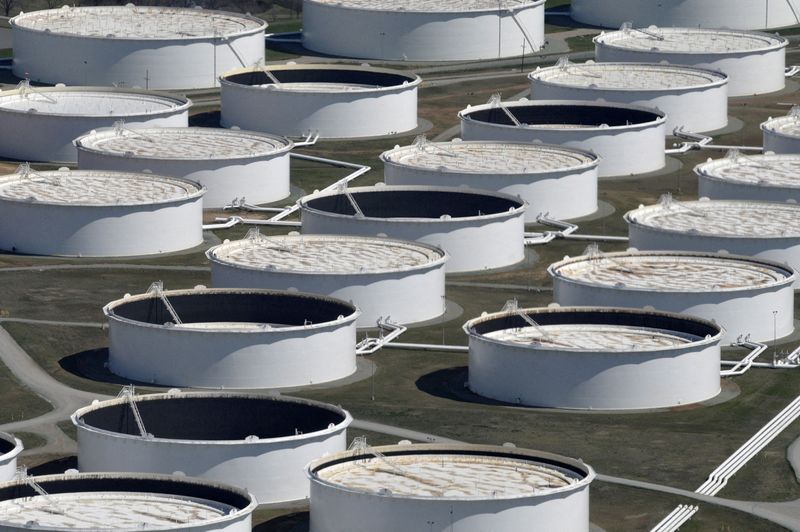 &copy; Reuters. FILE PHOTO: Crude oil storage tanks are seen from above at the Cushing oil hub, appearing to run out of space to contain a historic supply glut that has hammered prices, in Cushing, Oklahoma, March 24, 2016. REUTERS/Nick Oxford//File Photo