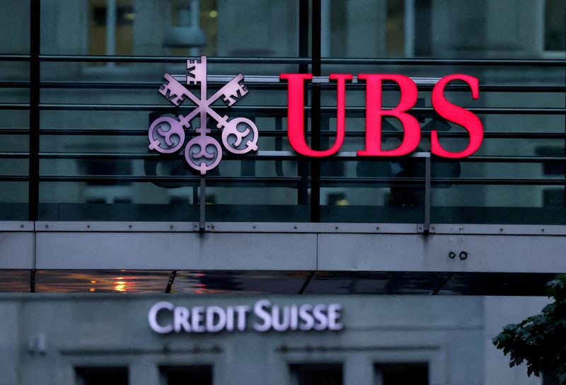 &copy; Reuters. FILE PHOTO: Logos of Swiss banks Credit Suisse and UBS are seen before a news conference in Zurich Switzerland, August 30, 2023. REUTERS/Denis Balibouse/File Photo