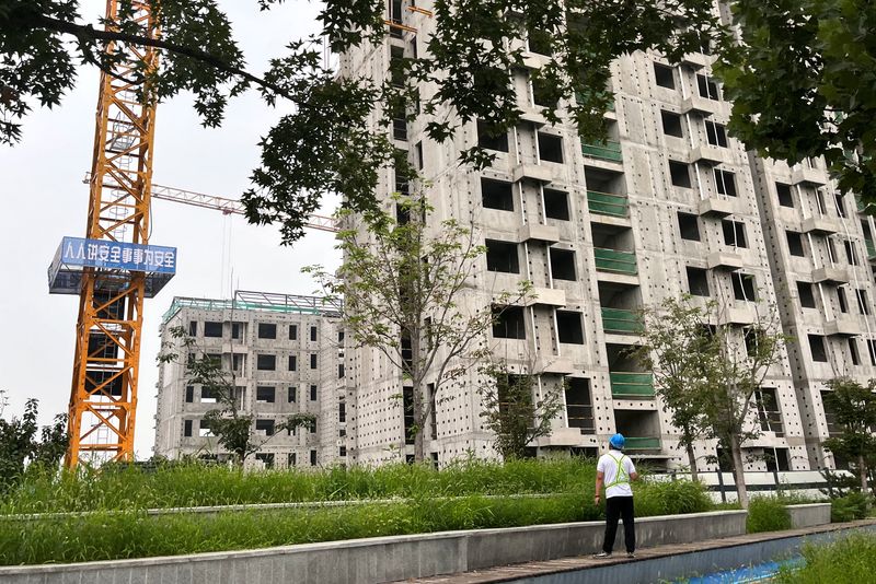 © Reuters. FILE PHOTO: A worker looks on at a construction site of residential buildings by Chinese developer Country Garden, in Beijing, China August 11, 2023. REUTERS/Tingshu Wang/File Photo