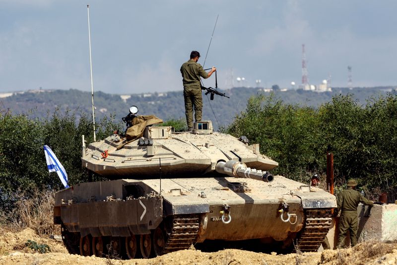 &copy; Reuters. FILE PHOTO: An Israeli soldier adjusts his rifle as he stands on a tank near Israel's border with Lebanon in northern Israel, October 16, 2023. REUTERS/Lisi Niesner/File Photo
