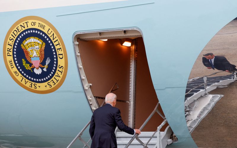 &copy; Reuters. Le président américain Joe Biden monte à bord d'Air Force One dans le Maryland, aux États-Unis. /Photo prise le 17 octobre 2023/REUTERS/Evelyn Hockstein 