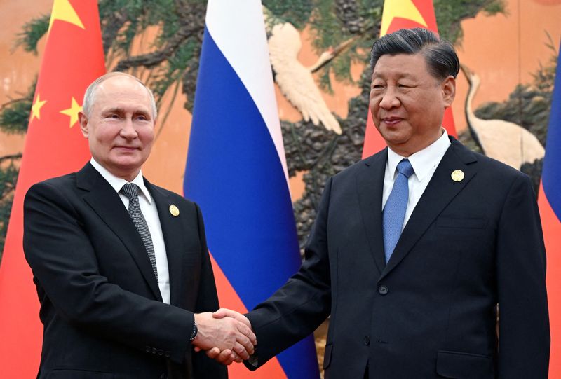 © Reuters. Le président russe Vladimir Poutine serre la main avec le président chinois Xi Jinping à Pékin, en Chine. /Photo prise le 18 octobre 2023/Spoutnik/Sergei Guneev