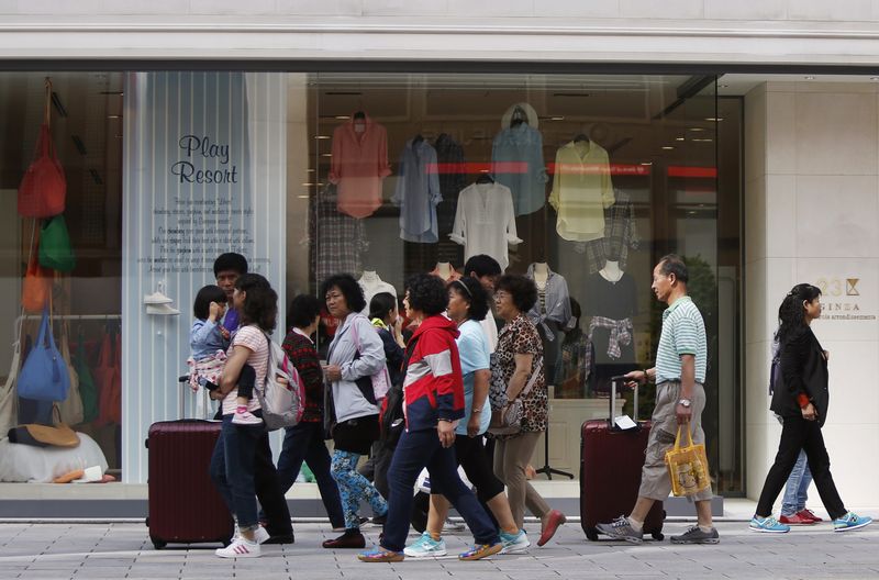 &copy; Reuters. 日本政府観光局（ＪＮＴＯ）が１８日発表した９月の訪日外国人客数は２１８万４３００人（推計）となった。１９年同月比３．９％減で、新型コロナウイルス流行前の実績に迫る水準に回