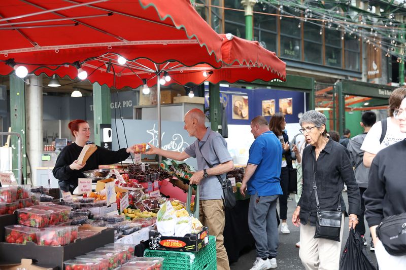 &copy; Reuters. FILE PHOTO: People shop at Borough Market in London, Britain July 19, 2023. REUTERS/Anna Gordon/File photo