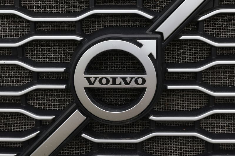 &copy; Reuters. Le logo Volvo à Linden, aux États-Unis. /Photo prise le 23 mai 2022/REUTERS/Andrew Kelly