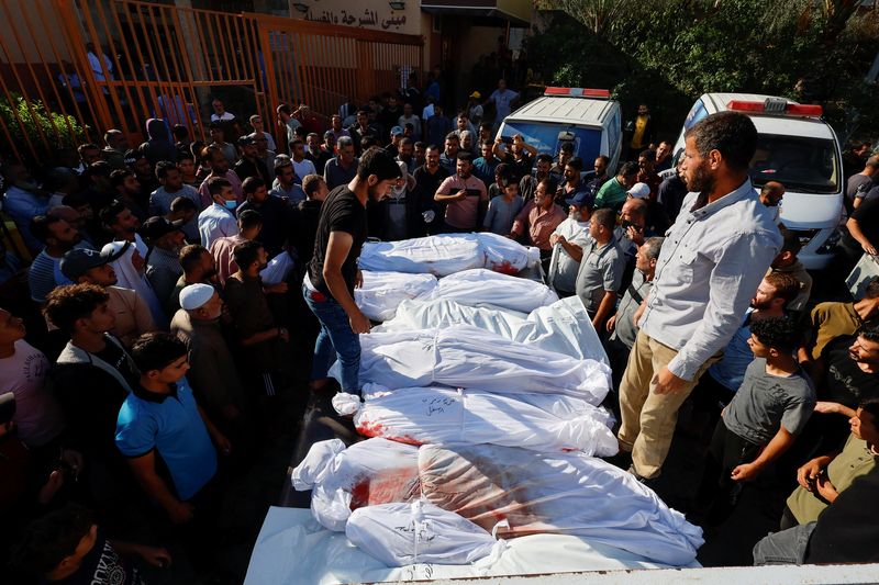 &copy; Reuters. Mourners stand near the bodies of Palestinians who were killed in Israeli strikes, in Khan Younis, in the southern Gaza Strip, October 18, 2023. REUTERS/Mohammed Salem