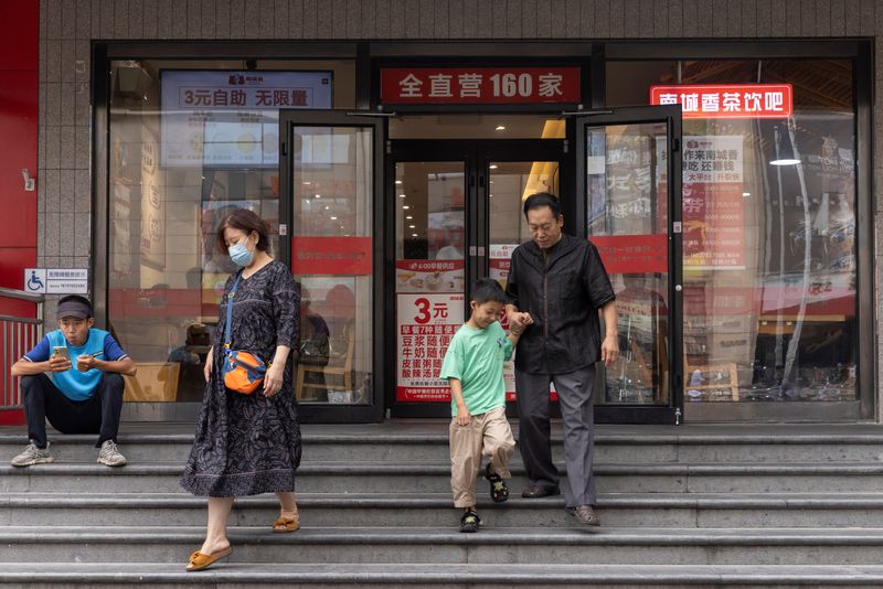 &copy; Reuters. FILE PHOTO: People leave a Nanchengxiang restaurant that serves a breakfast buffet for the price of 3 yuan in Beijing, China, August 10, 2023. REUTERS/Thomas Peter/File photo