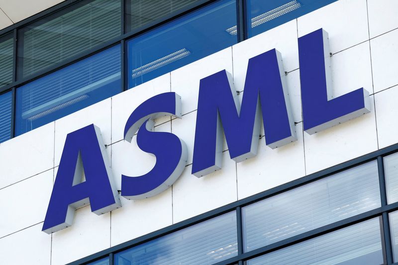 &copy; Reuters. Le logo ASML à Veldhoven, aux Pays-Bas. /Photo prise le 16 juin 2023/REUTERS/Piroschka van de Wouw