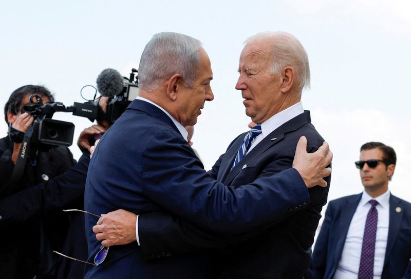 © Reuters. El presidente de Estados Unidos, Joe Biden, es recibido por el primer ministro israelí, Benjamin Netanyahu, durante su visita a Israel en medio del actual conflicto entre Israel y Hamás, en Tel Aviv, Israel. 18 de octubre de 2023. REUTERS/Evelyn Hockstein