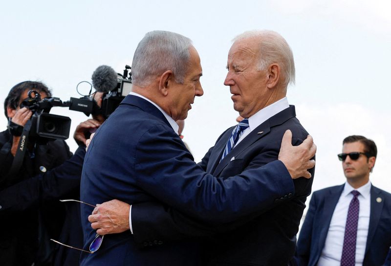 &copy; Reuters. الرئيس الأمريكي جو بايدن يعانق رئيس الوزراء الإسرائيلي بنيامين نتنياهو في تب أبيب يوم الأربعاء. تصوير: إفلين هوكستين - رويترز.