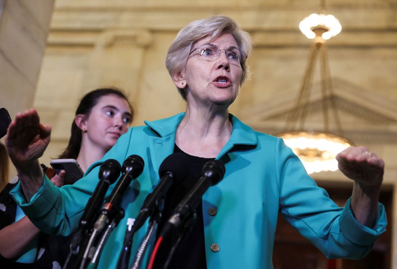 © Reuters. U.S. Senator Elizabeth Warren (D-MA) faces reporters during a break in a bipartisan Artificial Intelligence (AI) Insight Forum for all U.S. senators at the U.S. Capitol in Washington, U.S., September 13, 2023. REUTERS/Julia Nikhinson/File Photo