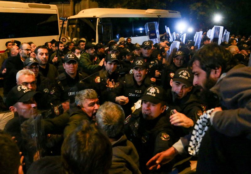 © Reuters. محتجون مؤيدون للفلسطينيون يشتبكون مع الشرطة التركية خلال مظاهرة، بعد أن قُتل مئات الفلسطينين من انفجار مستشفى الأهلي بغزة، أمام السفارة الإسرائيلية في أنقرة يوم الأربعاء. تصوير: تشالا جوردوغان - رويترز.
