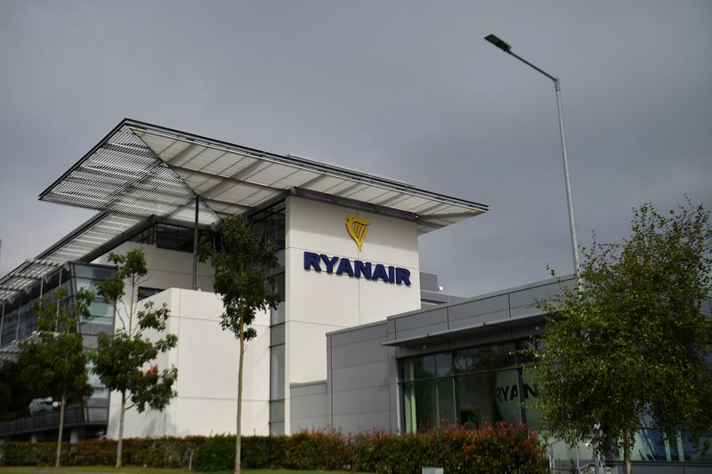 &copy; Reuters. FILE PHOTO: General view of the Ryanair logo at their headquarters in Dublin, Ireland, September 16, 2021. REUTERS/Clodagh Kilcoyne/File Photo