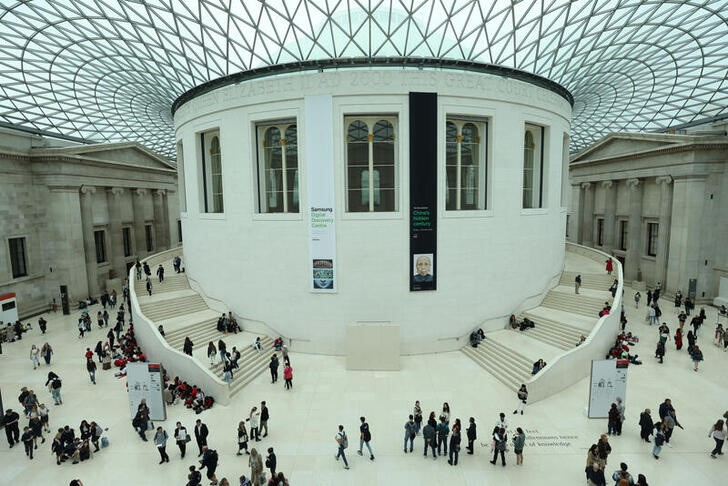 © Reuters. People walk through the atrium of the British Museum in London, Britain, September 28, 2023. REUTERS/Hollie Adams