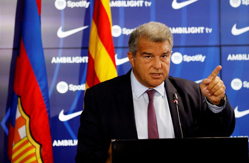 &copy; Reuters. جوان لابورتا رئيس برشلونة يتحدث خلال اجتماع لإدارة النادي في مدينة برشلونة في 13 سبتمبر أيلول 2023 . تصوير : ألبرت خيا - رويترز . 