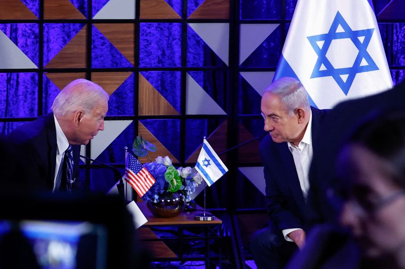 &copy; Reuters. Presidente dos EUA, Joe Biden, conversa com primeiro-ministro de Israel, Benjamin Netanyahu, em Tel Aviv
18/10/2023 REUTERS/Evelyn Hockstein