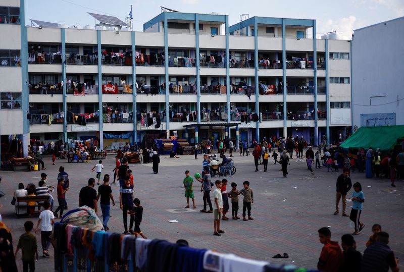 &copy; Reuters. Palestinos se abrigam em escola da ONU no sul de Gaza
 16/10/2023   REUTERS/Mohammed Salem