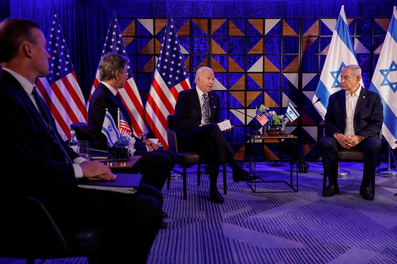 &copy; Reuters. Il presidente degli Stati Uniti Joe Biden incontra il primo ministro di Israele Benjamin Netanyahu, durante la sua visita a Israele, Tel Aviv, Israele, 18 ottobre 2023. REUTERS/Evelyn Hockstein