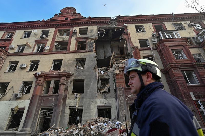 &copy; Reuters. A rescue personnel stands in front of a residential building damaged by a Russian missile strike, amid Russia's attack on Ukraine, in Zaporizhzhia, Ukraine October 18, 2023. REUTERS/Stringer