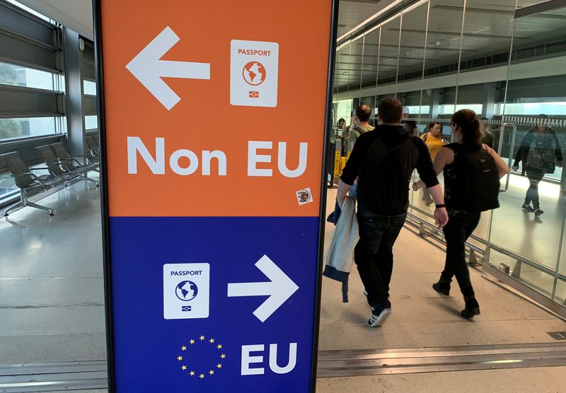 &copy; Reuters. FOTO DE ARCHIVO. Pasajeros pasan junto a un cartel que les dirige a colas específicas para pasaportes de la UE y de fuera de la UE a su llegada al aeropuerto de Dublín, en Irlanda. 6 de septiembre de 2019. REUTERS/Phil Noble