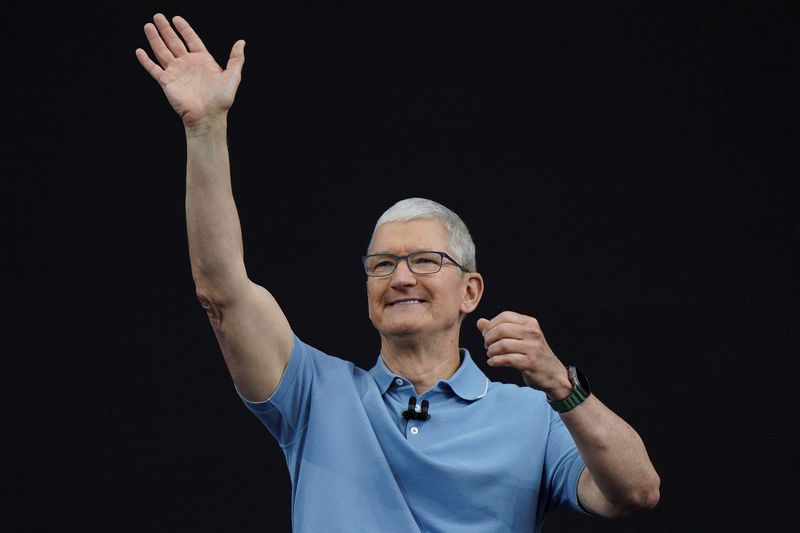 &copy; Reuters. FILE PHOTO: Apple CEO Tim Cook gestures at Apple's annual Worldwide Developers Conference at the company's headquarters in Cupertino, California, U.S. June 5, 2023. REUTERS/Loren Elliott/File Photo