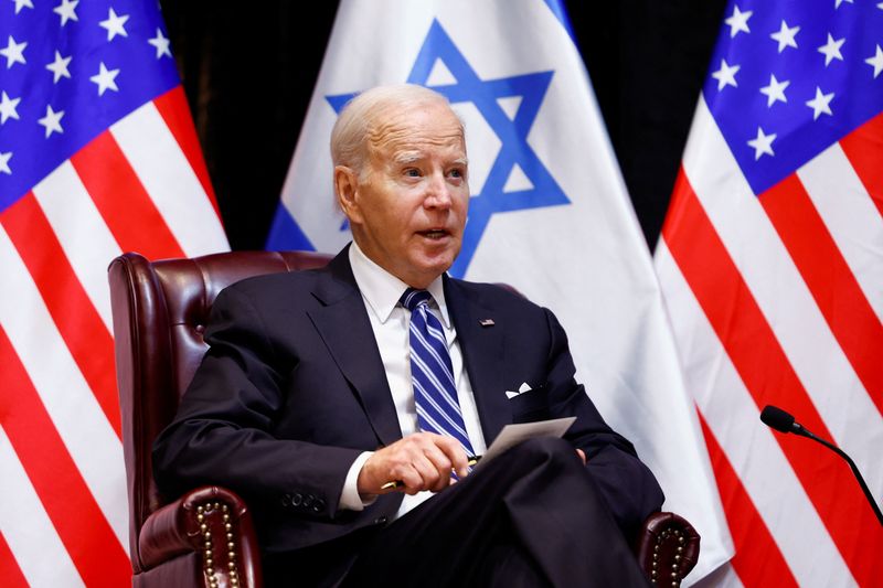 &copy; Reuters. الرئيس الأمريكي جو بايدن يتحدث خلال اجتماع مع رئيس الوزرء الإسرائيلي (لا يظهر في الصورة) خلال زيارته إلى تل أبيب يوم الأربعاء . تصوير : إيفيلي