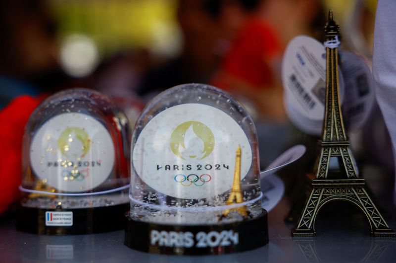 © Reuters. FILE PHOTO: Snowballs of Paris 2024 Olympics and a miniature of the Eiffel Tower are displayed at the official store during the Paralympic Day at Place de la Republique, Paris, France October 8, 2023. REUTERS/Sarah Meyssonnier/File photo