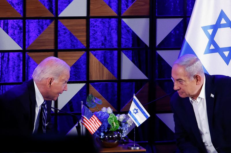 &copy; Reuters. Joe Biden conversa com Benjamin Netanyahu em Tel Aviv
 18/10/2023    REUTERS/Evelyn Hockstein