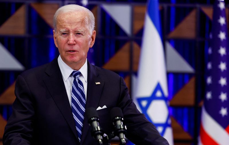 © Reuters. U.S. President Joe Biden delivers remarks as he visits Israel amid the ongoing conflict between Israel and Hamas, in Tel Aviv, Israel, October 18, 2023. REUTERS/Evelyn Hockstein