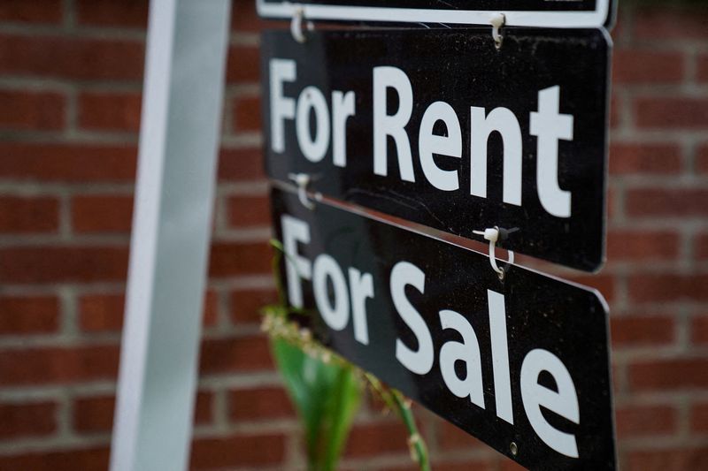 &copy; Reuters. FILE PHOTO: A "For Rent, For Sale" sign is seen outside of a home in Washington, U.S., July 7, 2022. REUTERS/Sarah Silbiger/File Photo/File Photo