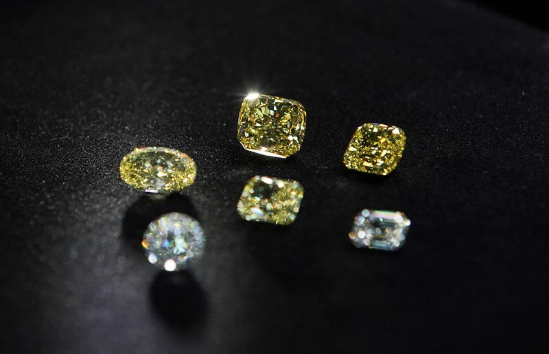 &copy; Reuters. FILE PHOTO: A view shows polished colorless and yellow diamonds produced at "Diamonds of ALROSA" factory in Moscow, Russia April 30, 2021. REUTERS/Tatyana Makeyeva/File Photo