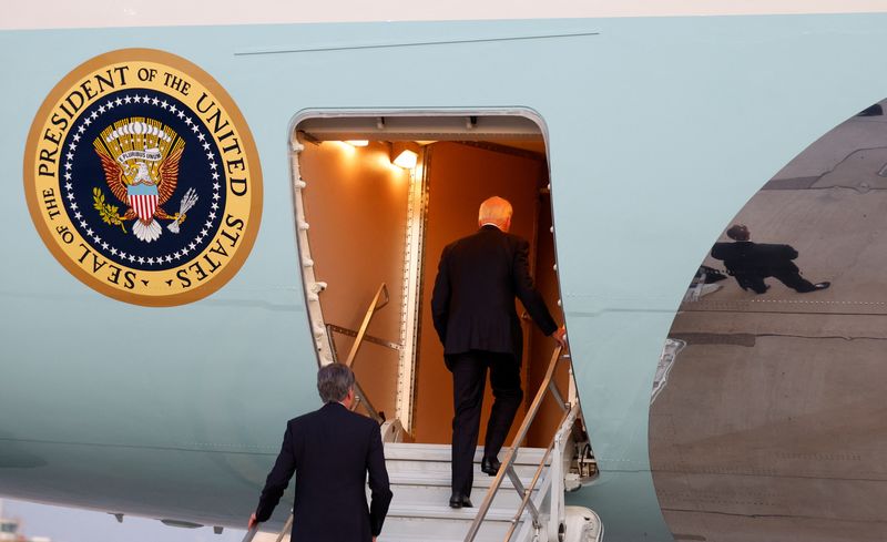 &copy; Reuters. الرئيس الأمريكي جو بايدن يصعد على متن طائرة الرئاسة أثناء مغادرته عقب زيارته لإسرائيل في تل أبيب يوم الأربعاء. تصوير: إيفلين هوكستين - رويتر