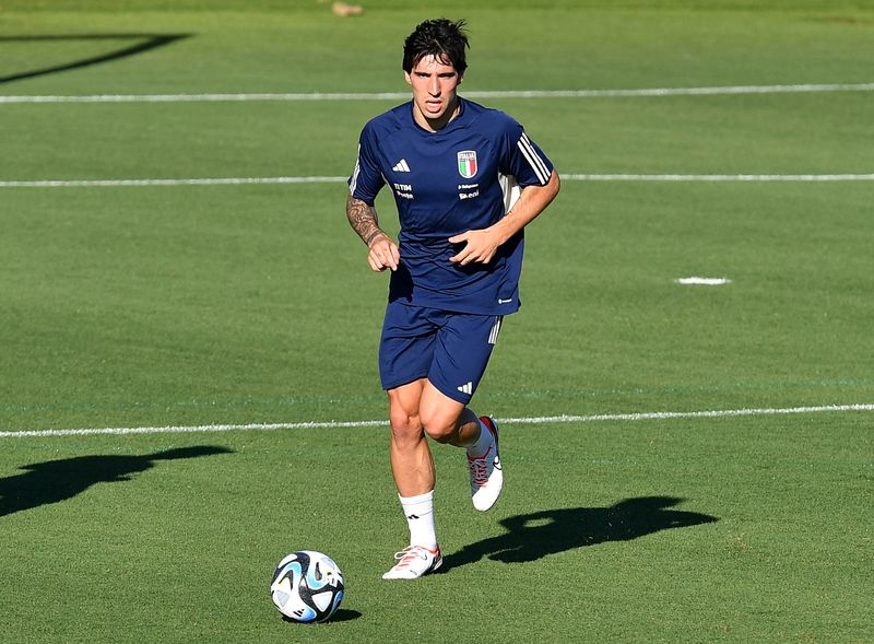 &copy; Reuters. Sandro Tonali, centrocampista della nazionale italiana, durante un allenamento a Coverciano. 4 settembre 2023.  REUTERS/Jennifer Lorenzini