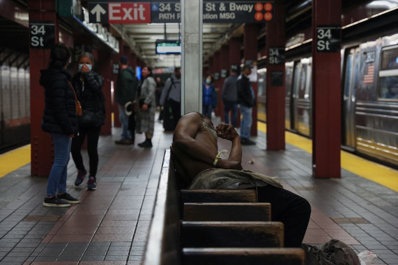 &copy; Reuters. FILE PHOTO: A man sleeps on chairs, in between subway platforms, at the 34th street and Broadway station in New York City, U.S., September 26, 2023.  REUTERS/Shannon Stapleton/File Photo