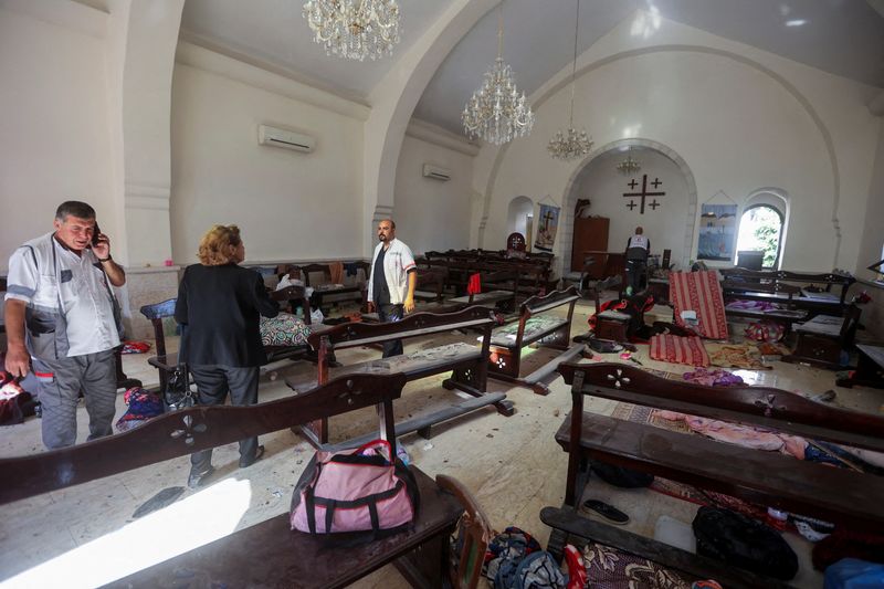 &copy; Reuters. Des personnes inspectent l'intérieur d'une église dans les locaux de l'hôpital Al-Ahli où des centaines de Palestiniens ont été tués dans une explosion que les responsables israéliens et palestiniens se sont mutuellement attribuée. /photo prise l