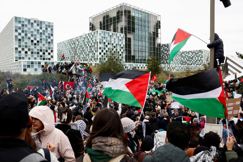 &copy; Reuters. Personas protestan en apoyo de los palestinos de Gaza mientras continúa el conflicto entre Israel y Hamás, en la sede de la Corte Penal Internacional (CPI), que tiene investigaciones en curso sobre posibles crímenes atroces llevados a cabo por Hamás e