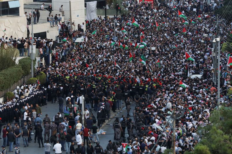 &copy; Reuters. متظاهرون في العاصمة الأردنية عمان يشاركون في احتجاجات يوم الأربعاء على القصف الإسرائيلي لمستشفي في غزة . تصوير : علاء السخني - رويترز .   