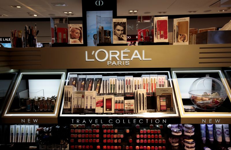 &copy; Reuters. A cosmetic display of French cosmetics group L'Oreal is seen during the inauguration of the commercial zone at the Nice international airport Terminal 1 in Nice, France, June 10, 2016.  REUTERS/Eric Gaillard/File photo