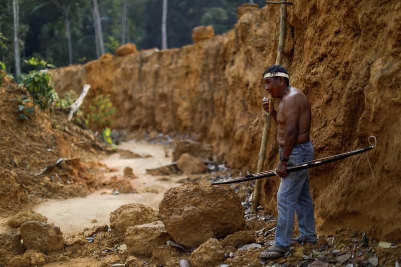 &copy; Reuters. Indígena do povo mura em ára desmatada da Floresta Amazônica em Humaitá, no Amazonas
20/08/2019 REUTERS/Ueslei Marcelino