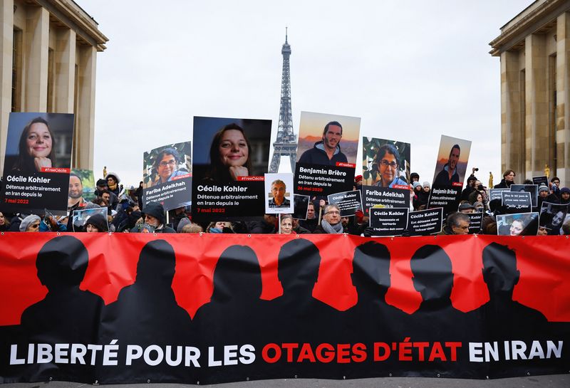 &copy; Reuters. أنصار وأقارب المواطنين الفرنسيين المحتجزين في إيران أمام برج إيفل خلال مسيرة للمطالبة بالإفراج عنهم في باريس يوم 28 يناير كانون الثاني 2023. ت