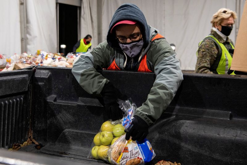 © Reuters. FILE PHOTO: People receive donations at a food pantry in Columbus, Ohio, U.S. December 6, 2021.  REUTERS/Gaelen Morse/File Photo