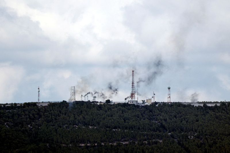 © Reuters. دخان يتصاعد فوق لبنان يظهر من الحدود الإسرائيلية في شمال إسرائيل يوم الأربعاء. تصور: ليسي نيسنر - رويترز.

