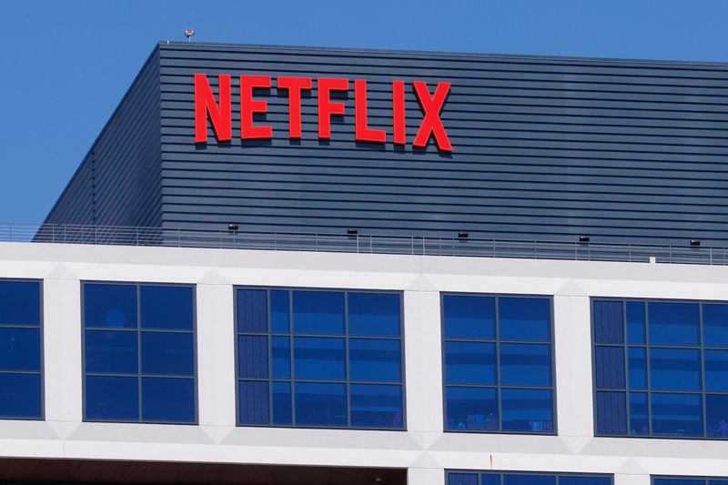 © Reuters. The Netflix logo is shown on one of their Hollywood buildings in Los Angeles, California, U.S., July 12, 2023.   REUTERS/Mike Blake/ File Photo